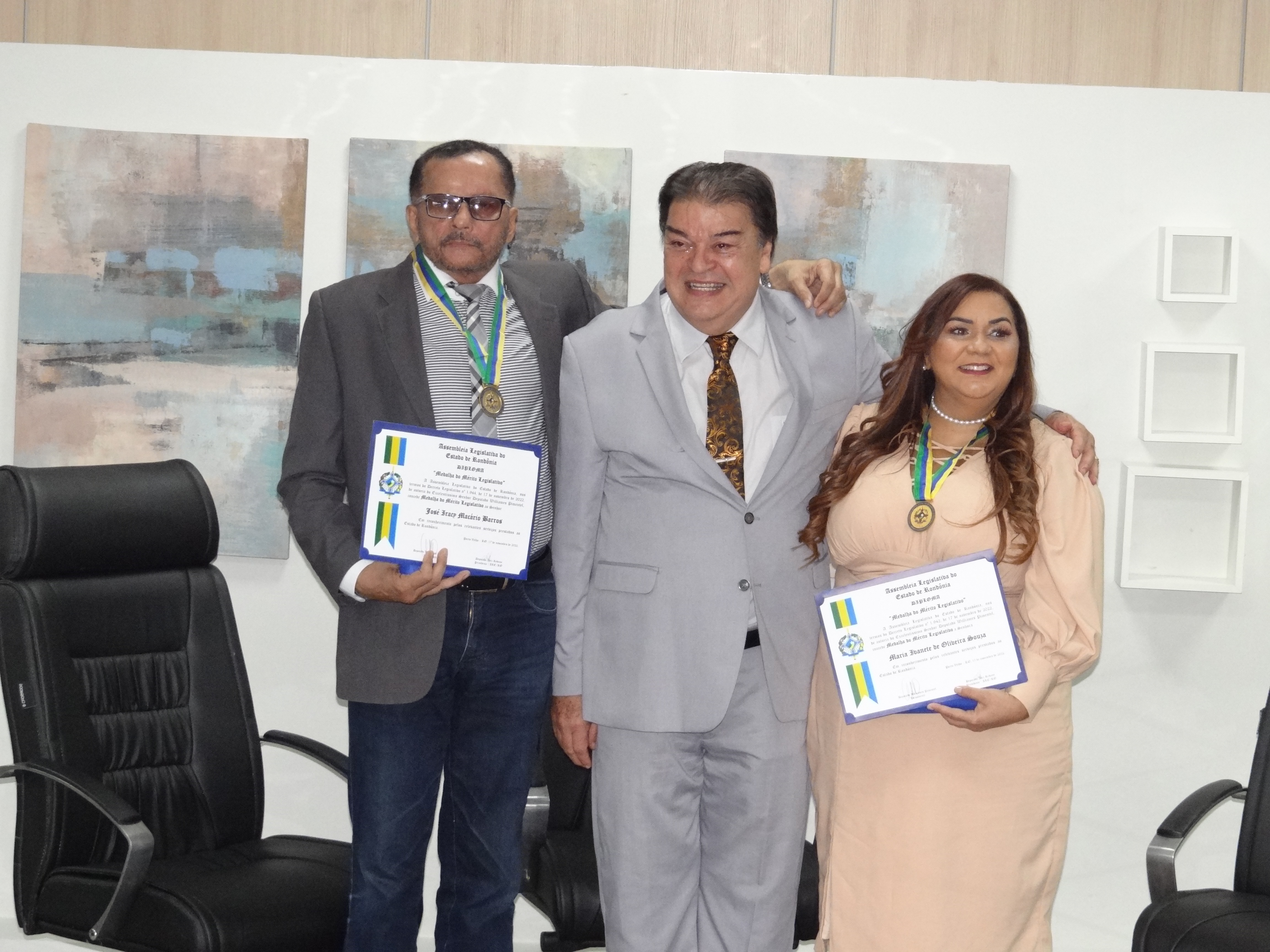 Dr Macário e Dra Ivanete recebem Medalha de Honra ao Mérito